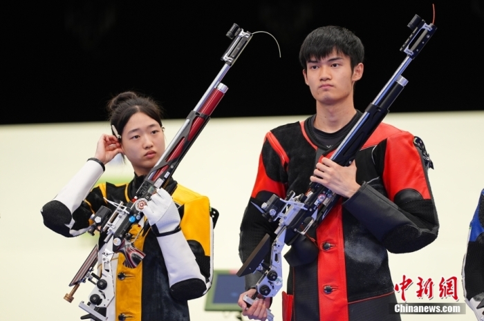 当地时间7月27日，在法国沙托鲁举行的巴黎奥运会射击10米气步枪混合团体决赛中，中国组合黄雨婷/盛李豪夺得金牌。这也是本届巴黎奥运会诞生的首枚金牌。图为黄雨婷/盛李豪(右)在比赛后。中新社记者 赵文宇 摄