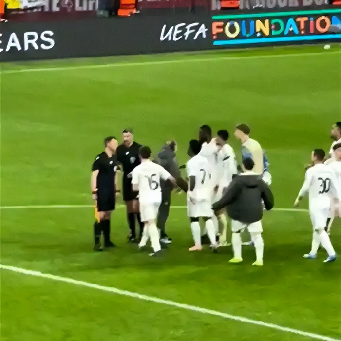 皇马球员赛后围攻裁判 卡马文加误判红牌引爆争