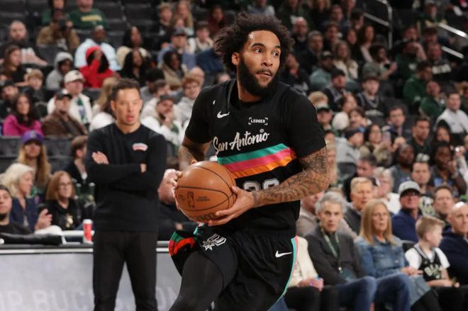 马刺8连胜终结雄鹿季后赛梦 尚帕尼11分助球队锁