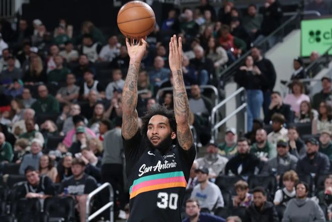 马刺8连胜终结雄鹿季后赛梦 尚帕尼11分助球队锁