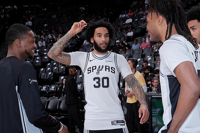 马刺8连胜终结雄鹿季后赛梦 尚帕尼11分助球队锁